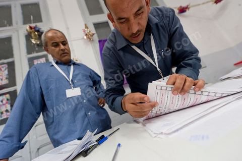 Nuit de dépouillement dans un bureau de vote à Ariana, banlieue de Tunis, sous la surveillance d'observateur nationaux indépendants et d'observatuers de partis politiques. l'Ariana est la circonscription qui compte le plus grand nombre de listes présentes soit 95 listes candidates pour les élections de la constituantes.