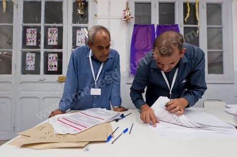 Nuit de dépouillement dans un bureau de vote à Ariana, banlieue de Tunis, sous la surveillance d'observateur nationaux indépendants et d'observatuers de partis politiques. l'Ariana est la circonscription qui compte le plus grand nombre de listes présentes soit 95 listes candidates pour les élections de la constituantes.