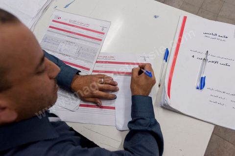 Nuit de dépouillement dans un bureau de vote à Ariana, banlieue de Tunis, sous la surveillance d'observateur nationaux indépendants et d'observatuers de partis politiques. l'Ariana est la circonscription qui compte le plus grand nombre de listes présentes soit 95 listes candidates pour les élections de la constituantes.