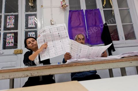 Nuit de dépouillement dans un bureau de vote à Ariana, banlieue de Tunis, sous la surveillance d'observateur nationaux indépendants et d'observatuers de partis politiques. l'Ariana est la circonscription qui compte le plus grand nombre de listes présentes soit 95 listes candidates pour les élections de la constituantes.