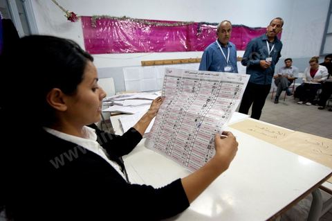Nuit de dépouillement dans un bureau de vote à Ariana, banlieue de Tunis, sous la surveillance d'observateur nationaux indépendants et d'observatuers de partis politiques. l'Ariana est la circonscription qui compte le plus grand nombre de listes présentes soit 95 listes candidates pour les élections de la constituantes.