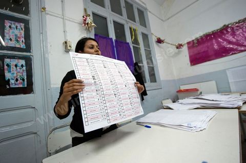 Nuit de dépouillement dans un bureau de vote à Ariana, banlieue de Tunis, sous la surveillance d'observateur nationaux indépendants et d'observatuers de partis politiques. l'Ariana est la circonscription qui compte le plus grand nombre de listes présentes soit 95 listes candidates pour les élections de la constituantes.