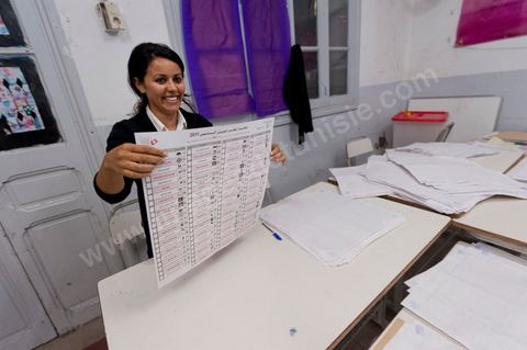 Nuit de dépouillement dans un bureau de vote à Ariana, banlieue de Tunis, sous la surveillance d'observateur nationaux indépendants et d'observatuers de partis politiques. l'Ariana est la circonscription qui compte le plus grand nombre de listes présentes soit 95 listes candidates pour les élections de la constituantes.