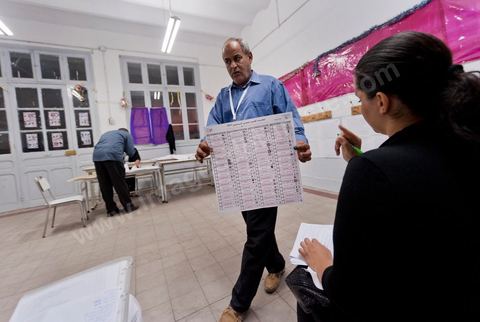 Nuit de dépouillement dans un bureau de vote à Ariana, banlieue de Tunis, sous la surveillance d'observateur nationaux indépendants et d'observatuers de partis politiques. l'Ariana est la circonscription qui compte le plus grand nombre de listes présentes soit 95 listes candidates pour les élections de la constituantes.