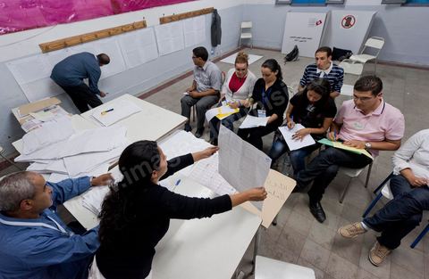 Nuit de dépouillement dans un bureau de vote à Ariana, banlieue de Tunis, sous la surveillance d'observateur nationaux indépendants et d'observatuers de partis politiques. l'Ariana est la circonscription qui compte le plus grand nombre de listes présentes soit 95 listes candidates pour les élections de la constituantes.