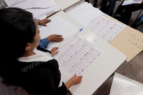 Nuit de dépouillement dans un bureau de vote à Ariana, banlieue de Tunis, sous la surveillance d'observateur nationaux indépendants et d'observatuers de partis politiques. l'Ariana est la circonscription qui compte le plus grand nombre de listes présentes soit 95 listes candidates pour les élections de la constituantes.