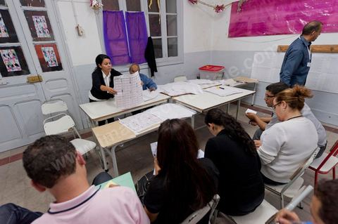 Nuit de dépouillement dans un bureau de vote à Ariana, banlieue de Tunis, sous la surveillance d'observateur nationaux indépendants et d'observatuers de partis politiques. l'Ariana est la circonscription qui compte le plus grand nombre de listes présentes soit 95 listes candidates pour les élections de la constituantes.