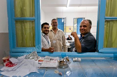 Nuit de dépouillement dans un bureau de vote à Ariana, banlieue de Tunis, sous la surveillance d'observateur nationaux indépendants et d'observatuers de partis politiques. l'Ariana est la circonscription qui compte le plus grand nombre de listes présentes soit 95 listes candidates pour les élections de la constituantes.