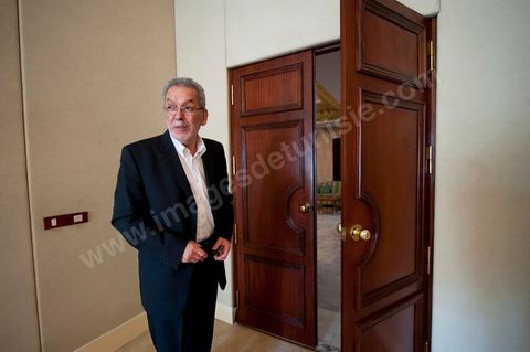 27 octobre : Kamel Jendoubi, président de l'ISIE, dans les couloirs des bureaux de délibérations des résultats des élections à quelques minutes de la décision de remise des résultats des élections et de l'annulation de plusieurs listes.