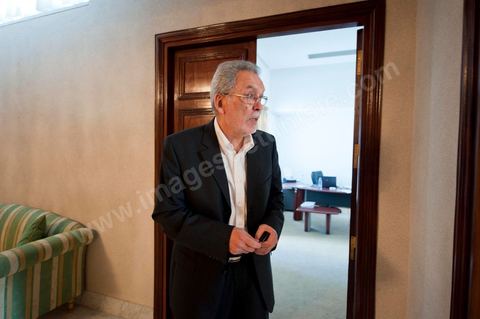 27 octobre : Kamel Jendoubi, président de l'ISIE, dans les couloirs des bureaux de délibérations des résultats des élections à quelques minutes de la décision de remise des résultats des élections et de l'annulation de plusieurs listes.