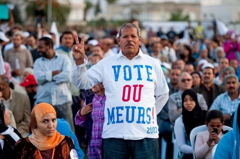 Meeting de cloture du parti Ennahdha à Ben Arous dans le stade de foot en présence du président Rached Ghannouchi