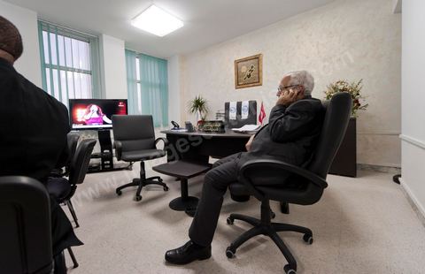 Rached Ghannouchi attend la retransmission des résultats. Dans le bureau Rached Ghannouchi, préseident et fondateur de Ennahdha lors de la soirée de résultats au QG du parti Ennahda à Tunis. 