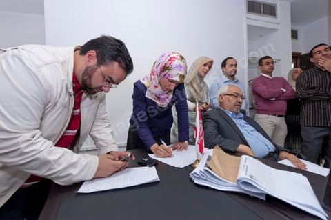 Dans le bureau Rached Ghannouchi, président et fondateur de Ennahdha, notent avec ses filles Intissar (à droite), Yosr (au centre) et Bara (à gauche) son fils les résultats provisoires  lors de la soirée de résultats au QG du parti Ennahda à Tunis. 