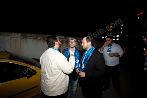 Bara, le fils de Rached Ghannouchi en compagnie d'un garnd chanteur libanais qui vient de rnedre visite à Rached Ghannouchi dasn le bureau de son parti lors de la soirée des réusltats.