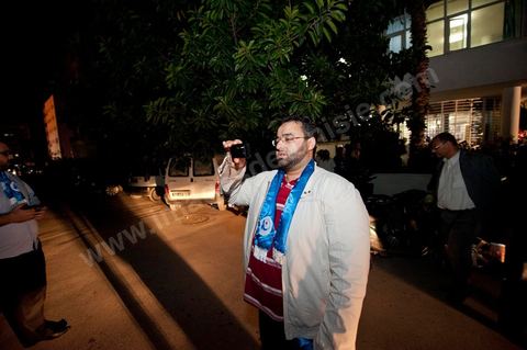 Bara, le fils de Rached Ghannouchi en compagnie d'un garnd chanteur libanais qui vient de rnedre visite à Rached Ghannouchi dasn le bureau de son parti lors de la soirée des réusltats.