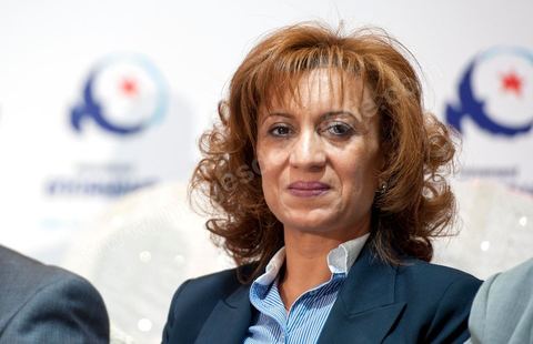 28 octobre : Souad Abderrahim, tête de liste à Tunis2 à la conférence de presse du parti Ennahdha au lendemain des résultats officiels des élections pour la constituante remportée avec 41,5 % des voix pour Ennahdha.