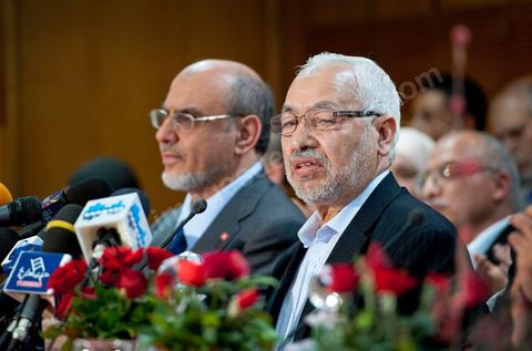 28 octobre : Rached Ghannouchi président fondateur de Ennahdha lors de la conférence de presse du parti Ennahdha au lendemain des résultats officiels des élections pour la constituante remportée avec 41,5 % des voix pour Ennahdha.