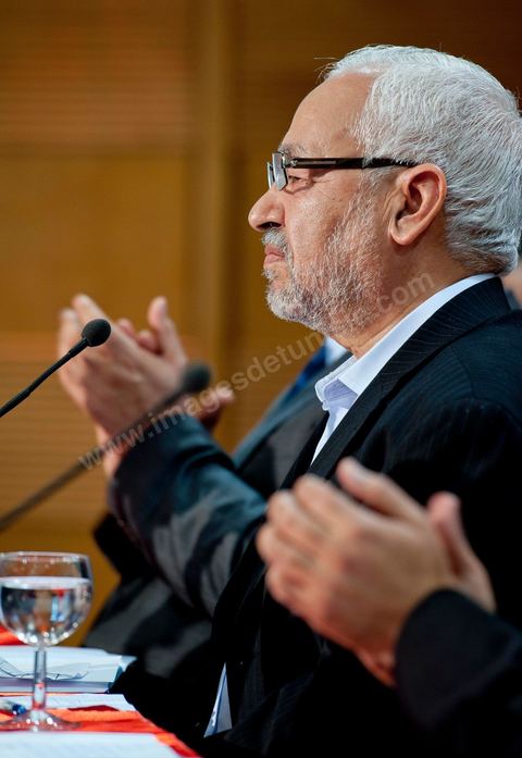 28 octobre : Rached Ghannouchi président fondateur de Ennahdha lors de la conférence de presse du parti Ennahdha au lendemain des résultats officiels des élections pour la constituante remportée avec 41,5 % des voix pour Ennahdha.