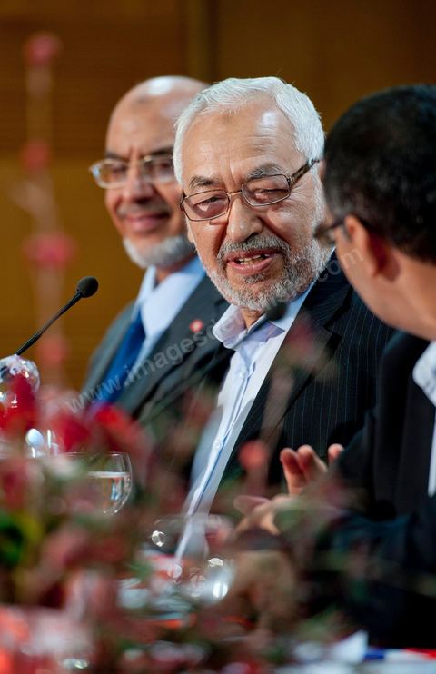 28 octobre : Rached Ghannouchi président fondateur de Ennahdha lors de la conférence de presse du parti Ennahdha au lendemain des résultats officiels des élections pour la constituante remportée avec 41,5 % des voix pour Ennahdha.
