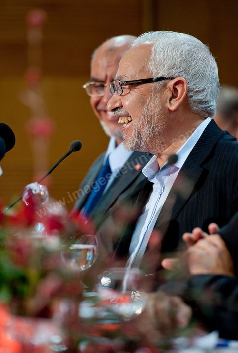 28 octobre : Rached Ghannouchi président fondateur de Ennahdha lors de la conférence de presse du parti Ennahdha au lendemain des résultats officiels des élections pour la constituante remportée avec 41,5 % des voix pour Ennahdha.