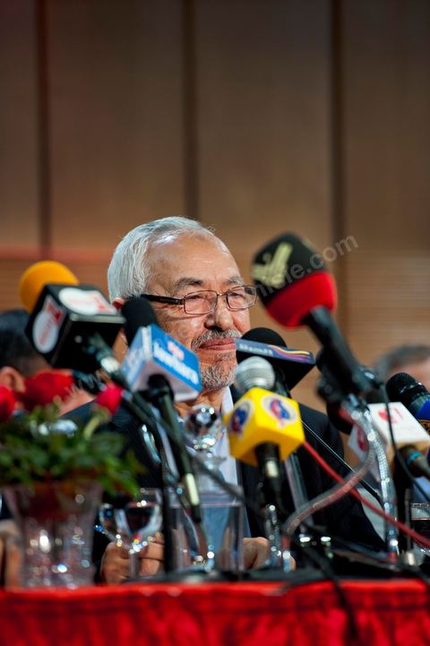 28 octobre : Rached Ghannouchi président fondateur de Ennahdha lors de la conférence de presse du parti Ennahdha au lendemain des résultats officiels des élections pour la constituante remportée avec 41,5 % des voix pour Ennahdha.