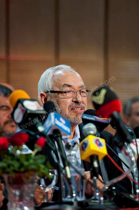 28 octobre : Rached Ghannouchi président fondateur de Ennahdha lors de la conférence de presse du parti Ennahdha au lendemain des résultats officiels des élections pour la constituante remportée avec 41,5 % des voix pour Ennahdha.
