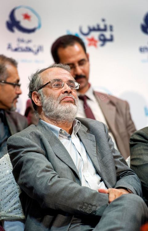 28 octobre : conférence de presse du parti Ennahdha au lendemain des résultats officiels des élections pour la constituante remportée avec 41,5 % des voix pour Ennahdha.