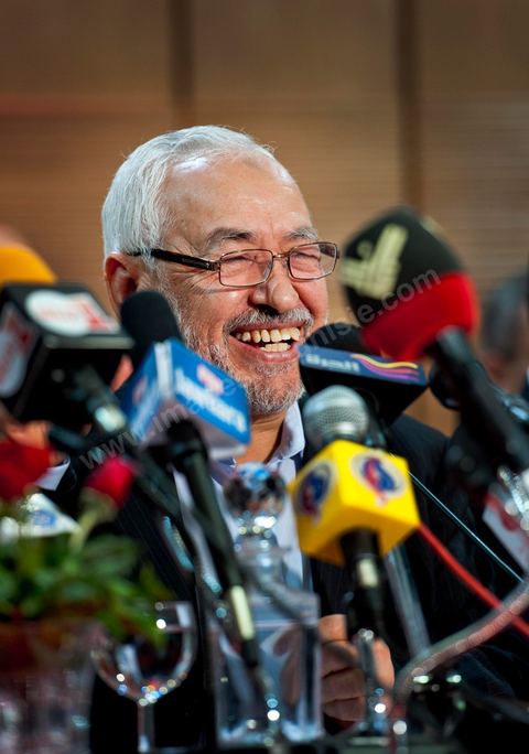 28 octobre : Rached Ghannouchi président fondateur de Ennahdha lors de la conférence de presse du parti Ennahdha au lendemain des résultats officiels des élections pour la constituante remportée avec 41,5 % des voix pour Ennahdha.