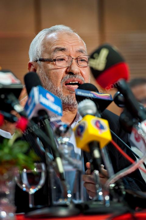 28 octobre : Rached Ghannouchi président fondateur de Ennahdha lors de la conférence de presse du parti Ennahdha au lendemain des résultats officiels des élections pour la constituante remportée avec 41,5 % des voix pour Ennahdha.