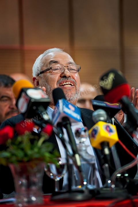 28 octobre : Rached Ghannouchi président fondateur de Ennahdha lors de la conférence de presse du parti Ennahdha au lendemain des résultats officiels des élections pour la constituante remportée avec 41,5 % des voix pour Ennahdha.