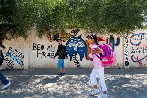 26 septembre 2011 : dans l'une des deux rues prinicpales de Kasserine, les grafitis en hommage à la révolution remplissent les murs, oeuvres de l'artiste de Kasserine Naïm GHARSALLI