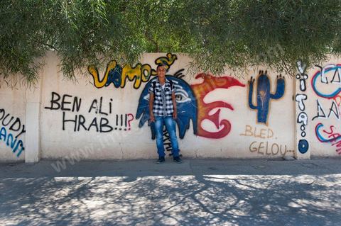 26 septembre 2011 : dans l'une des deux rues prinicpales de Kasserine, les grafitis en hommage à la révolution remplissent les murs, oeuvres de l'artiste de Kasserine Naïm GHARSALLI