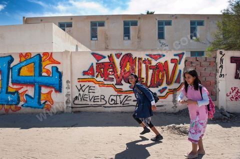 26 septembre 2011 : dans l'une des deux rues prinicpales de Kasserine, les grafitis en hommage à la révolution remplissent les murs, oeuvres de l'artiste de Kasserine Naïm GHARSALLI