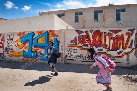 26 septembre 2011 : dans l'une des deux rues prinicpales de Kasserine, les grafitis en hommage à la révolution remplissent les murs, oeuvres de l'artiste de Kasserine Naïm GHARSALLI