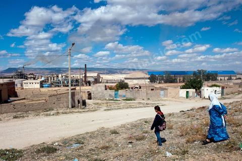 26 septembre 2011 : rencontre avec les habitants dans les quartiers populaires et deshérités installés autour de la SNCPA : Société Nationale de Cellulose et de Papier Alfa au centre de Kasserine. l'usine de Cellulose très polluante pour l'environnement rejette dans l'air des fortes vapeurs de chlore mais aussi dans la nappe phréatique.
