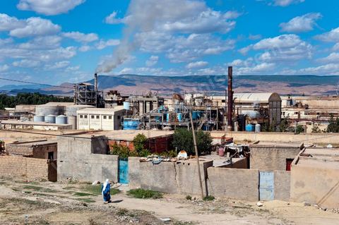 26 septembre 2011 : rencontre avec les habitants dans les quartiers populaires et deshérités installés autour de la SNCPA : Société Nationale de Cellulose et de Papier Alfa au centre de Kasserine. l'usine de Cellulose très polluante pour l'environnement rejette dans l'air des fortes vapeurs de chlore mais aussi dans la nappe phréatique.