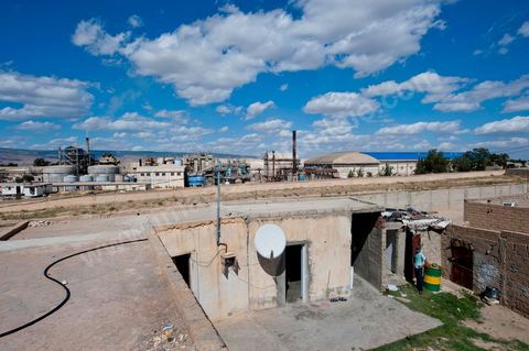26 septembre 2011 : rencontre avec les habitants dans les quartiers populaires et deshérités installés autour de la SNCPA : Société Nationale de Cellulose et de Papier Alfa au centre de Kasserine. l'usine de Cellulose très polluante pour l'environnement rejette dans l'air des fortes vapeurs de chlore mais aussi dans la nappe phréatique.