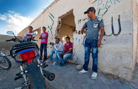 26 septembre 2011 : La jeunesse de Kasserine traine dans la rue, cette jeunesse acteur de la révolution tunisienne subit encore et toujours un chomage grandissant dans ces quartiers populaires. Souvent formée et diplomée sous l'ère Ben Ali elle est depuis sans emploi ni avenir.