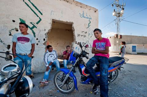 26 septembre 2011 : La jeunesse de Kasserine traine dans la rue, cette jeunesse acteur de la révolution tunisienne subit encore et toujours un chomage grandissant dans ces quartiers populaires. Souvent formée et diplomée sous l'ère Ben Ali elle est depuis sans emploi ni avenir.