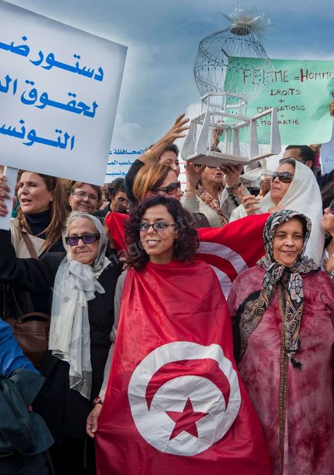 2 novembre : Plusieurs centaines de femmes tunisiennes de différentes catégories d'âges ont organisé, mercredi, à la place du gouvernement à la Kasbah, une manifestation pour «la préservation des acquis de la femme tunisienne» dans la nouvelle constitution dont l'élaboration est confiée à l'assemblée nationale constituante qui vient d'être élue le 23 octobre dernier.Les manifestantes qui s'affirment «indépendantes» ont brandi des pancartes avec des inscriptions sur lesquelles était écrit: "une constitution garante des droits de la femme tunisienne", "je suis tunisienne qui respire la liberté", "nous sommes musulmanes et pour les libertés" , ou encore "la citoyenneté n'a ni sexe ni forme".Elles ont, également, scandé divers slogans tels: "la révolution continue et pas de place aux rétrogrades" ou "le code du statut personnel est un droit et non privilège".