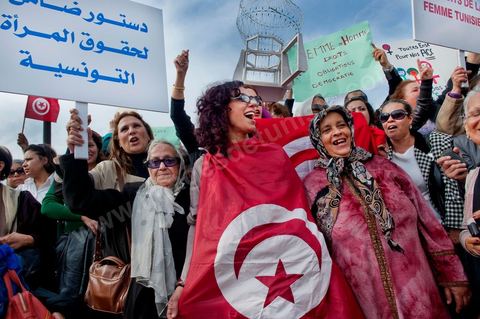 2 novembre : Plusieurs centaines de femmes tunisiennes de différentes catégories d'âges ont organisé, mercredi, à la place du gouvernement à la Kasbah, une manifestation pour «la préservation des acquis de la femme tunisienne» dans la nouvelle constitution dont l'élaboration est confiée à l'assemblée nationale constituante qui vient d'être élue le 23 octobre dernier.Les manifestantes qui s'affirment «indépendantes» ont brandi des pancartes avec des inscriptions sur lesquelles était écrit: "une constitution garante des droits de la femme tunisienne", "je suis tunisienne qui respire la liberté", "nous sommes musulmanes et pour les libertés" , ou encore "la citoyenneté n'a ni sexe ni forme".Elles ont, également, scandé divers slogans tels: "la révolution continue et pas de place aux rétrogrades" ou "le code du statut personnel est un droit et non privilège".