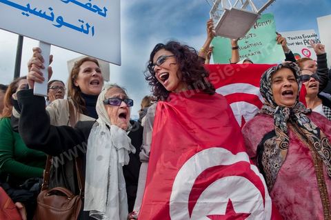 2 novembre : Plusieurs centaines de femmes tunisiennes de différentes catégories d'âges ont organisé, mercredi, à la place du gouvernement à la Kasbah, une manifestation pour «la préservation des acquis de la femme tunisienne» dans la nouvelle constitution dont l'élaboration est confiée à l'assemblée nationale constituante qui vient d'être élue le 23 octobre dernier.Les manifestantes qui s'affirment «indépendantes» ont brandi des pancartes avec des inscriptions sur lesquelles était écrit: "une constitution garante des droits de la femme tunisienne", "je suis tunisienne qui respire la liberté", "nous sommes musulmanes et pour les libertés" , ou encore "la citoyenneté n'a ni sexe ni forme".Elles ont, également, scandé divers slogans tels: "la révolution continue et pas de place aux rétrogrades" ou "le code du statut personnel est un droit et non privilège".