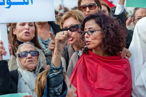 2 novembre : Plusieurs centaines de femmes tunisiennes de différentes catégories d'âges ont organisé, mercredi, à la place du gouvernement à la Kasbah, une manifestation pour «la préservation des acquis de la femme tunisienne» dans la nouvelle constitution dont l'élaboration est confiée à l'assemblée nationale constituante qui vient d'être élue le 23 octobre dernier.Les manifestantes qui s'affirment «indépendantes» ont brandi des pancartes avec des inscriptions sur lesquelles était écrit: "une constitution garante des droits de la femme tunisienne", "je suis tunisienne qui respire la liberté", "nous sommes musulmanes et pour les libertés" , ou encore "la citoyenneté n'a ni sexe ni forme".Elles ont, également, scandé divers slogans tels: "la révolution continue et pas de place aux rétrogrades" ou "le code du statut personnel est un droit et non privilège".