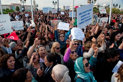 2 novembre : Plusieurs centaines de femmes tunisiennes de différentes catégories d'âges ont organisé, mercredi, à la place du gouvernement à la Kasbah, une manifestation pour «la préservation des acquis de la femme tunisienne» dans la nouvelle constitution dont l'élaboration est confiée à l'assemblée nationale constituante qui vient d'être élue le 23 octobre dernier.Les manifestantes qui s'affirment «indépendantes» ont brandi des pancartes avec des inscriptions sur lesquelles était écrit: "une constitution garante des droits de la femme tunisienne", "je suis tunisienne qui respire la liberté", "nous sommes musulmanes et pour les libertés" , ou encore "la citoyenneté n'a ni sexe ni forme".Elles ont, également, scandé divers slogans tels: "la révolution continue et pas de place aux rétrogrades" ou "le code du statut personnel est un droit et non privilège".