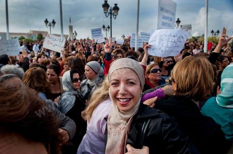 2 novembre : Plusieurs centaines de femmes tunisiennes de différentes catégories d'âges ont organisé, mercredi, à la place du gouvernement à la Kasbah, une manifestation pour «la préservation des acquis de la femme tunisienne» dans la nouvelle constitution dont l'élaboration est confiée à l'assemblée nationale constituante qui vient d'être élue le 23 octobre dernier.Les manifestantes qui s'affirment «indépendantes» ont brandi des pancartes avec des inscriptions sur lesquelles était écrit: "une constitution garante des droits de la femme tunisienne", "je suis tunisienne qui respire la liberté", "nous sommes musulmanes et pour les libertés" , ou encore "la citoyenneté n'a ni sexe ni forme".Elles ont, également, scandé divers slogans tels: "la révolution continue et pas de place aux rétrogrades" ou "le code du statut personnel est un droit et non privilège".