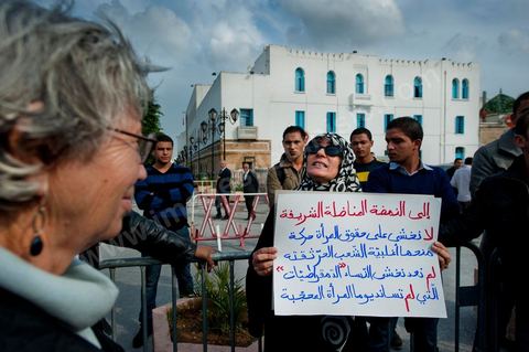 2 novembre : Plusieurs centaines de femmes tunisiennes de différentes catégories d'âges ont organisé, mercredi, à la place du gouvernement à la Kasbah, une manifestation pour «la préservation des acquis de la femme tunisienne» dans la nouvelle constitution dont l'élaboration est confiée à l'assemblée nationale constituante qui vient d'être élue le 23 octobre dernier.Les manifestantes qui s'affirment «indépendantes» ont brandi des pancartes avec des inscriptions sur lesquelles était écrit: "une constitution garante des droits de la femme tunisienne", "je suis tunisienne qui respire la liberté", "nous sommes musulmanes et pour les libertés" , ou encore "la citoyenneté n'a ni sexe ni forme".Elles ont, également, scandé divers slogans tels: "la révolution continue et pas de place aux rétrogrades" ou "le code du statut personnel est un droit et non privilège".