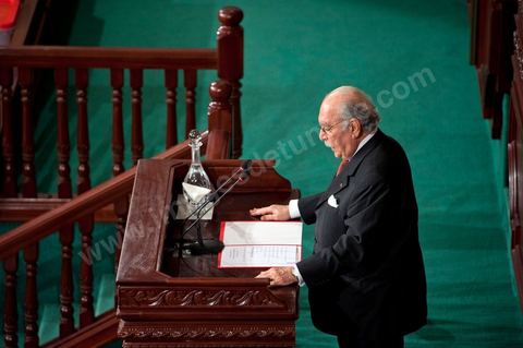 22 novembre 2011 : Première réunion de l'assemblée constituante élue le 23 octobre avce en 1ère séance la présence des 217 députés élus, les membres du gouvernement de Beji CaÎd Essebsi sortant et le Président la République sortant M. Foued Mbazaa. ici M. Foued Mbazaa présidentd ela république sortant faisant son discours