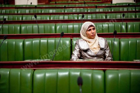 22 novembre 2011 : Députées s'installant pour la Première réunion de l'assemblée constituante élue le 23 octobre avce en 1ère séance la présence des 217 députés élus, les membres du gouvernement de Beji CaÎd Essebsi sortant et le Président la République sortant M. Foued Mbazaa. 