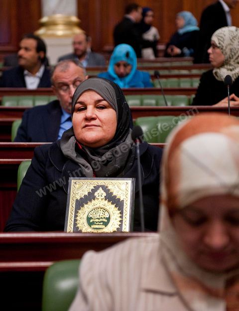 22 novembre 2011 : Députées s'installant pour la Première réunion de l'assemblée constituante élue le 23 octobre avce en 1ère séance la présence des 217 députés élus, les membres du gouvernement de Beji CaÎd Essebsi sortant et le Président la République sortant M. Foued Mbazaa. 