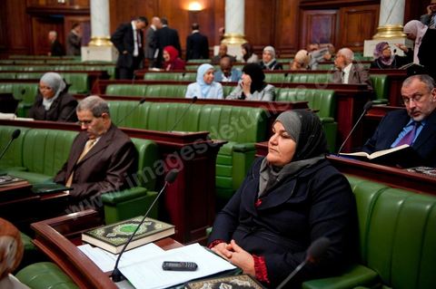 22 novembre 2011 : Députées s'installant pour la Première réunion de l'assemblée constituante élue le 23 octobre avce en 1ère séance la présence des 217 députés élus, les membres du gouvernement de Beji CaÎd Essebsi sortant et le Président la République sortant M. Foued Mbazaa. 